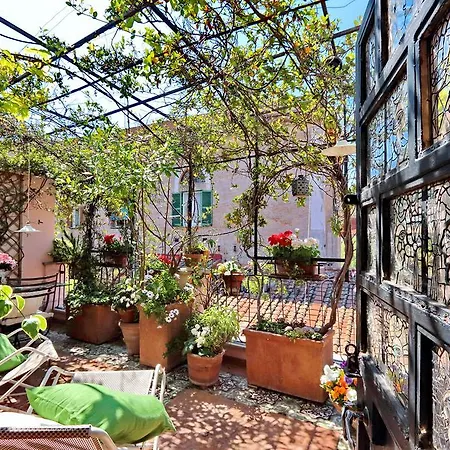 Trastevere Large With Terrace | Romeloft Rome